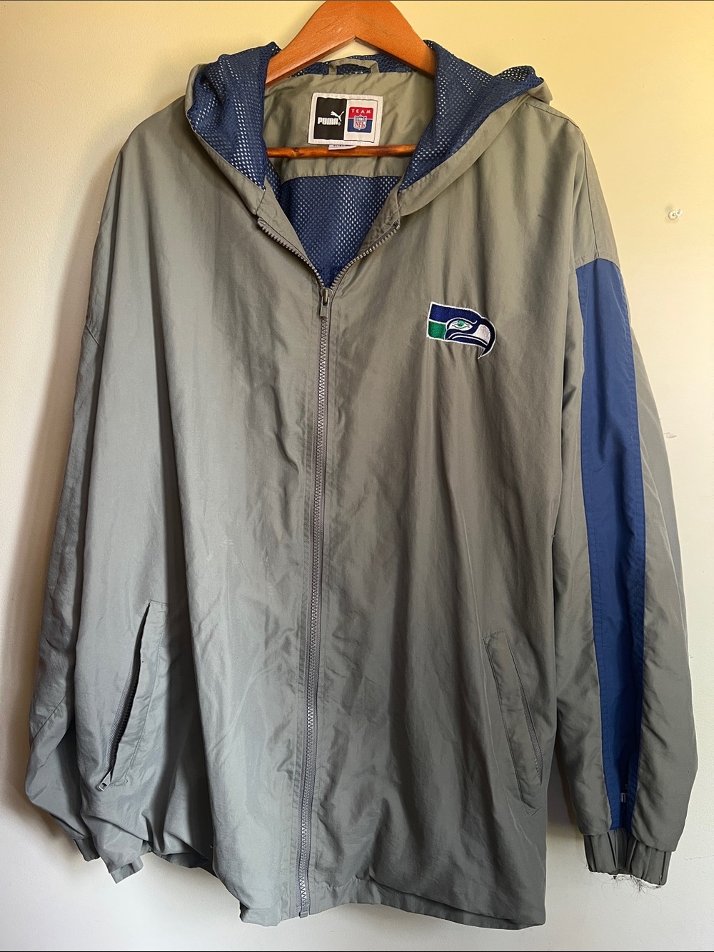 Vintage Seahawks Men's Gray Puma Windbreaker